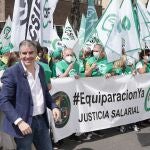 El presidente de CSIF Castilla y León, Benjamín Castro, junto a los manifestantes