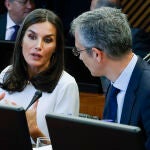 La reina Letizia habla con el gobernador del Banco de España, Pablo Hernández de Cos.