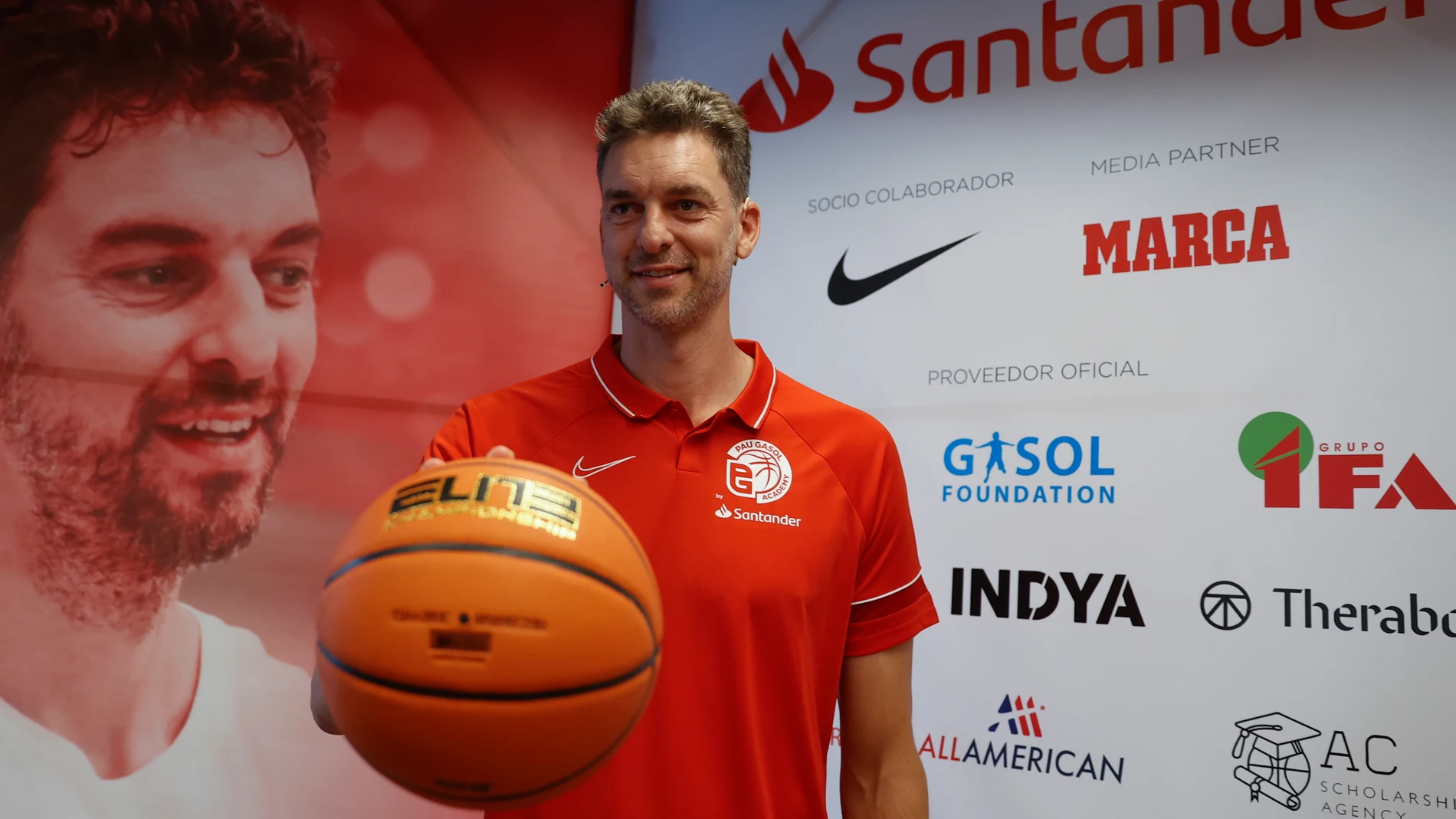 El Presidente de la Gasol Fundation, Pau Gasol ha presentado en Barcelona de la decimosexta edición de la Pau Gasol Academy. EFE/Toni Albir