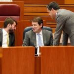 El presidente Fernández Mañueco conversa con el vicepresidente García-Gallardo y con el portavoz del Grupo Parlamentario Popular, Raúl de la Hoz