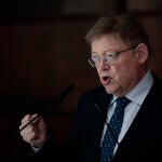 El president de la Generalitat, Ximo Puig, durante la rueda de prensa ofrecida en el Palau de la Generalitat para valorar la decisión de Ford Europa de que la planta valenciana de Almussafes sea finalmente la elegida para desarrollar los dos nuevos vehículos eléctricos