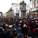Manifestantes tratan de dirigirse hacia el Palacio de Gobierno en Quito