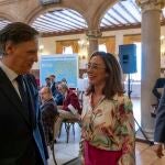 La consejera de Movilidad y Transformación Digital, María González Corral, asiste a la clausura de la jornada. En la imagen la consejera con Carlos García Carbayo, alcalde de Salamanca