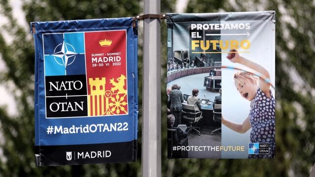 Dos carteles anuncian la celebración de la Cumbre de la OTAN, en la Feria de Madrid, IFEMA, a 22 de junio de 2022, en Madrid (España). La Cumbre de la OTAN tendrá lugar en Ifema de Madrid los días 29 y 30 de junio y coincide con el 40º aniversario de la adhesión de España a la Alianza Atlántica (OTAN). La reunión se lleva a cabo entre los líderes de las 30 potencias aliadas para afrontar la respuesta a la invasión rusa de Ucrania y redefinir la estrategia de la alianza para la próxima década. Esta cumbre de la OTAN es la primera celebrada en España en los últimos 25 años. 22 JUNIO 2022;ANUNCIOS;PUBLICIDAD;OTAN;POLITICOS;EUROPA;DEFENSA;CUMBRE OTAN;JUNIO;40 ANIVERSARIO;ESPAÑA Eduardo Parra / Europa Press 22/06/2022