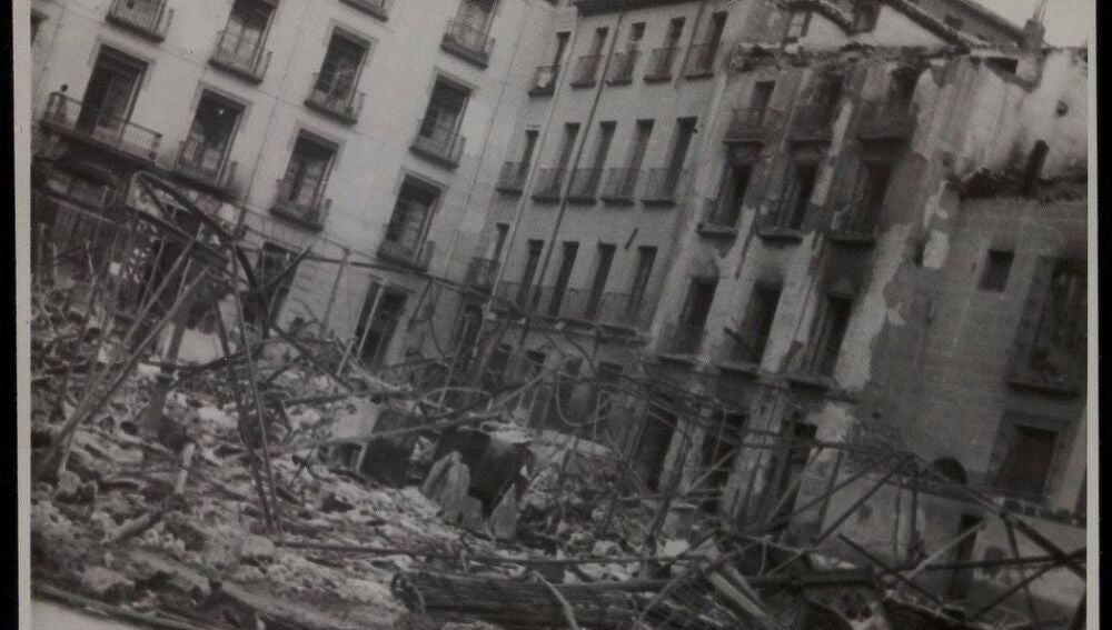 Destrozos en un mercado tras un bombardeo