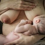 Antes de que haya leche en cantidad, el cuerpo produce el calostro