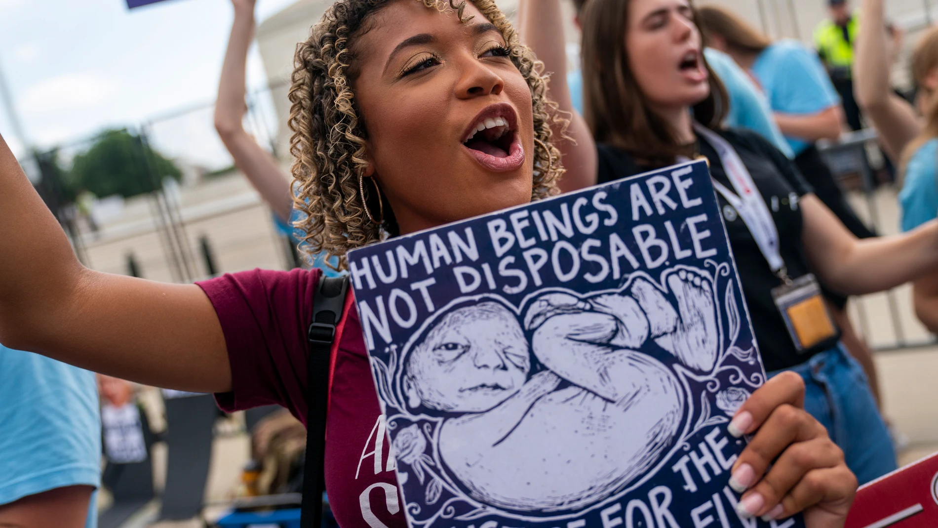 Activistas antiaborto protestan a las afueras del Tribunal Supremo de Estados Unidos