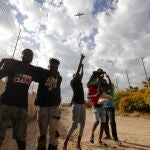 Un grupo de migrantes se dirige al Centro Temporal de Inmigrantes (CETI), mientras celebran el salto de la valla de Melilla, a 24 de junio de 2022, en Melilla