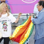 La cantante María del Monte y la periodista Inmaculada Casal durante el pregón de las fiesta del Orgullo en Sevilla.