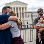 El activista antiabortista Matt Lockett (i); su esposa, Kim Lockett (2i), su yerno, Trace Brookover (d) y su nieto, Liam, reaccionan después de que Tribunal Supremo de Estados Unidos anulase este viernes la protección del derecho al aborto