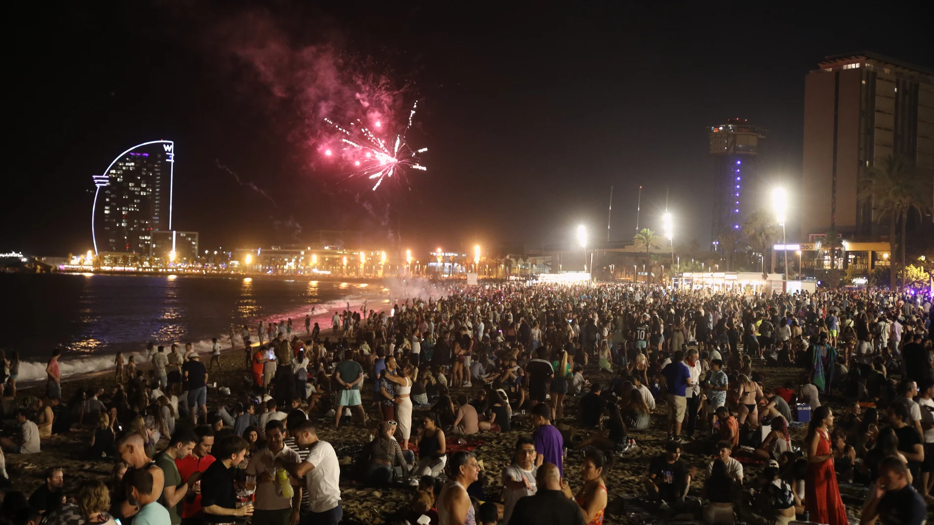 Fuegos artificiales durante la tradicional verbena de Sant Joan