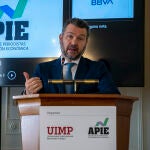 El presidente de la CNMV, Rodrigo Buenaventura, durante la clausura del curso organizado por la Asociación de Periodistas de Información Económica (APIE) en Santander
