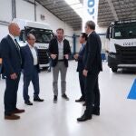 El alcalde, Óscar Puente, junto al equipo directivo de Iveco España