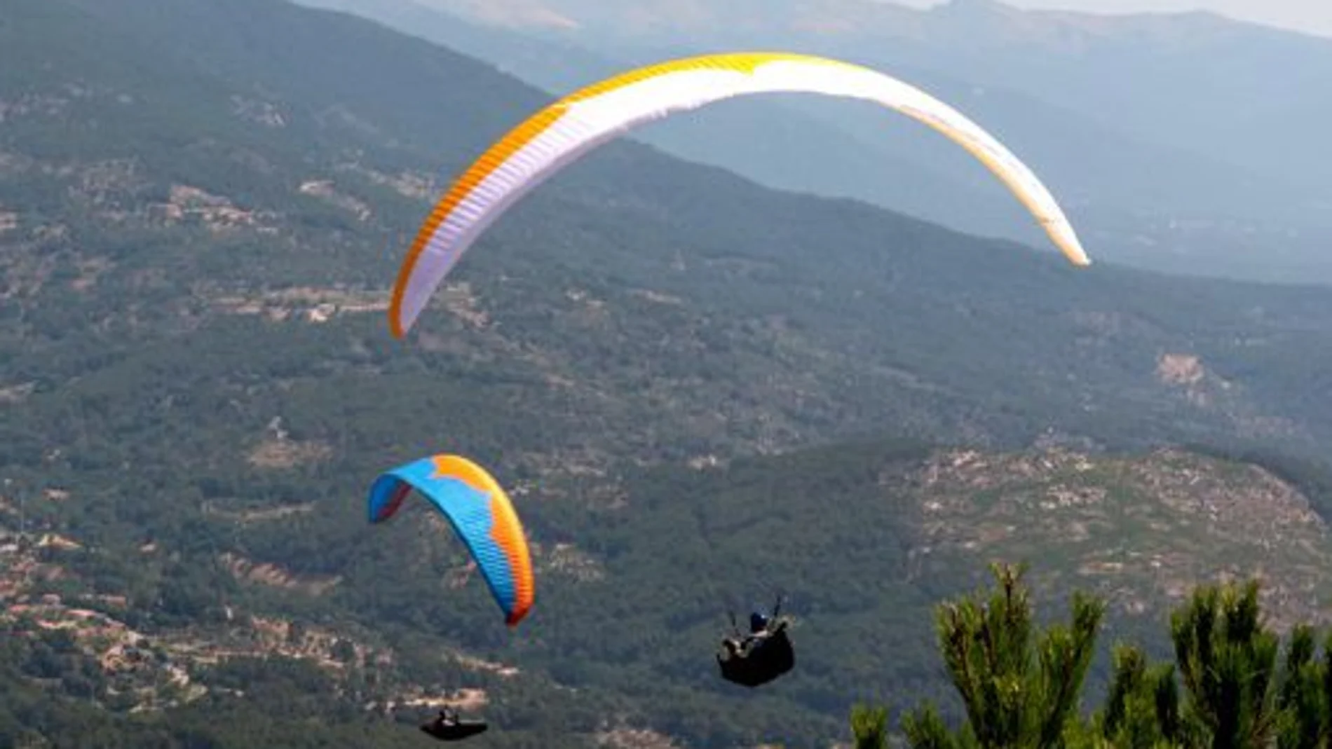 Imagen de archivo de parapentistas