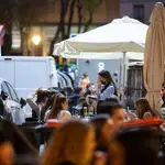 Una camarera atendiendo una mesa de una terraza en un restaurante en Madrid