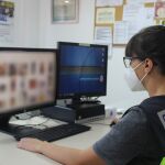 Miembro de la Policía Nacional investiga un caso de difusión de pornografía infantil por internet