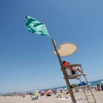 La bandera verde ondeaba este domingo en la playa de Port Saplaya de Alboraya