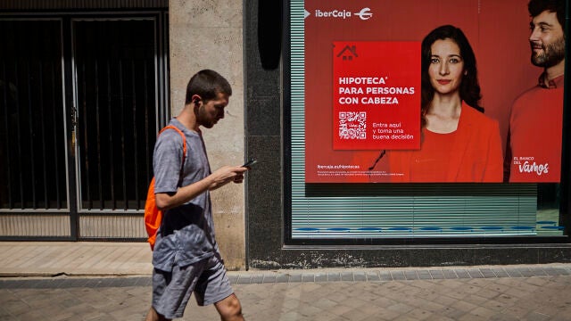 Una oficina del Banco Santander con publicidad de hipotecas en su fachada