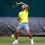 Nadal golpea de drive durante un entrenamiento en Wimbledon