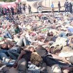 Inmigrantes subsaharianos amontonados tras los enfrentamientos con la Policía de Marruecos durante un intento de salto de la valla de MelillaAMDH-NADOR26/06/2022
