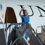 Jill Biden, saluda a su llegada este domingo a la base de Torrejón de Ardoz en Madrid