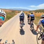 Alaphilippe, durante sus entrenamientos en España con varios compañeros