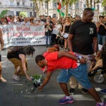 Unas doscientas personas, convocadas por la Asamblea por Andalucía, se han concentrado en la Plaza Nueva de Sevilla en protesta por la muerte el pasado fin de semana de más de una treintena de inmigrantes en la frontera con Melilla, tras ser repelidos por la policía marroquí, que provocó también heridas a otras cientos de personas. EFE/Julio Muñoz
