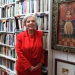 Elena Poniatowska junto a su biblioteca en Ciudad de M&eacute;xico