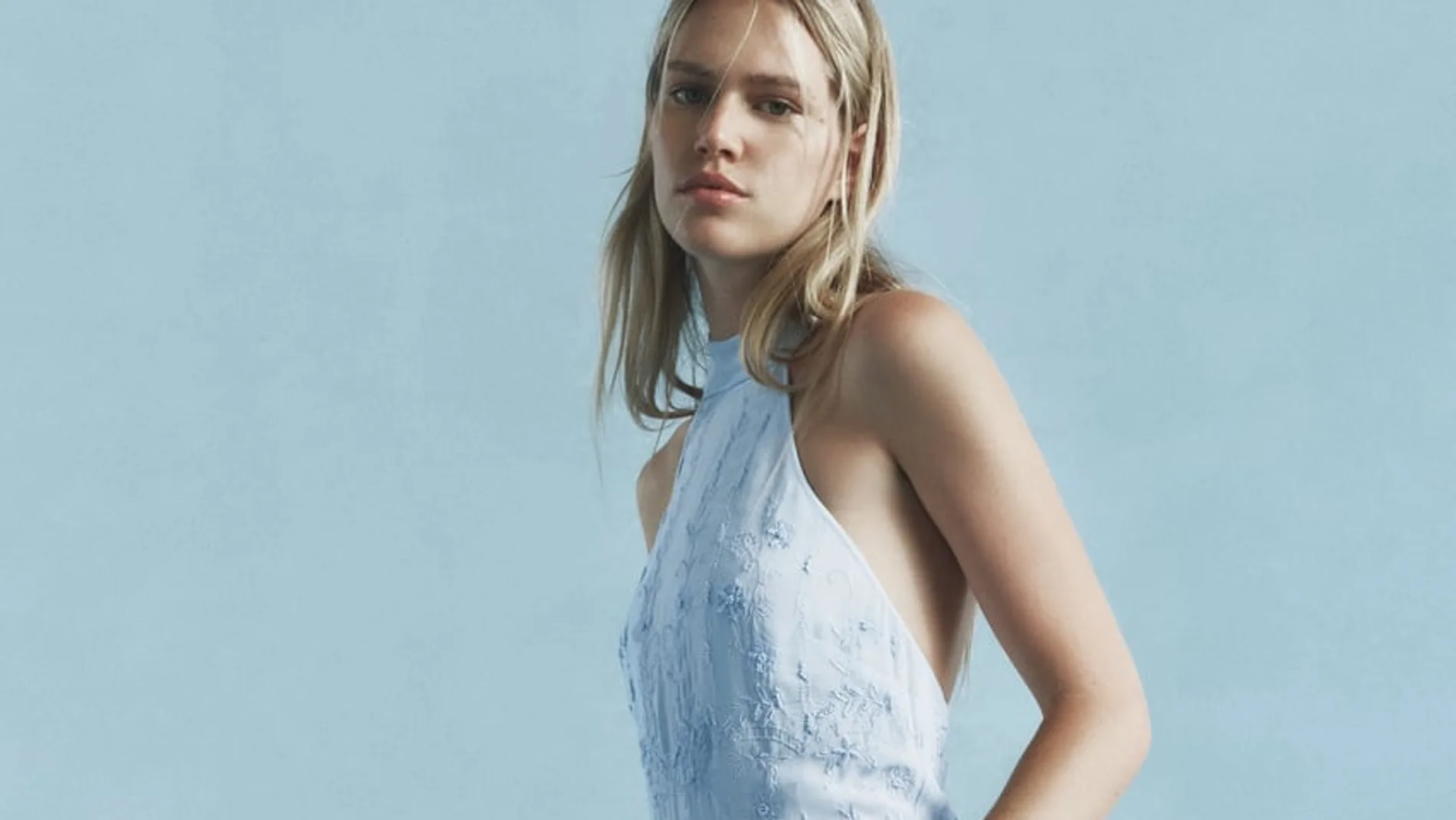 Vestido azul con el que se casaría una novia romántica.