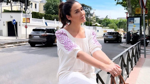Vicky Martín Berrocal con la prenda estrella de vacaciones.