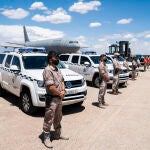 Vehículos y agentes de la Policía Aérea en la base aérea de Torrejón de Ardoz, con motivo de la Cumbre de la OTAN