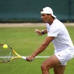 Nadal ejecuta una volea durante un entrenamiento en Londres