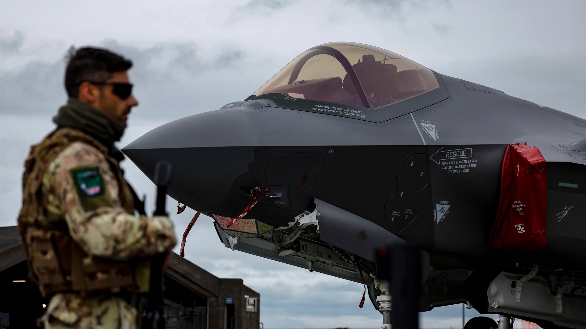 Un piloto pasa junto a un caza F-35 en una base de Italia