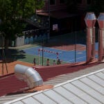 Las chimeneas de grandes dimensiones de estas cocinas fantasma, junto al patio del CEIP Miguel de Unamuno, en Arganzuela