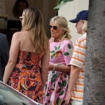 Jill Biden visita varias tiendas en una de las calles comerciales de la capital