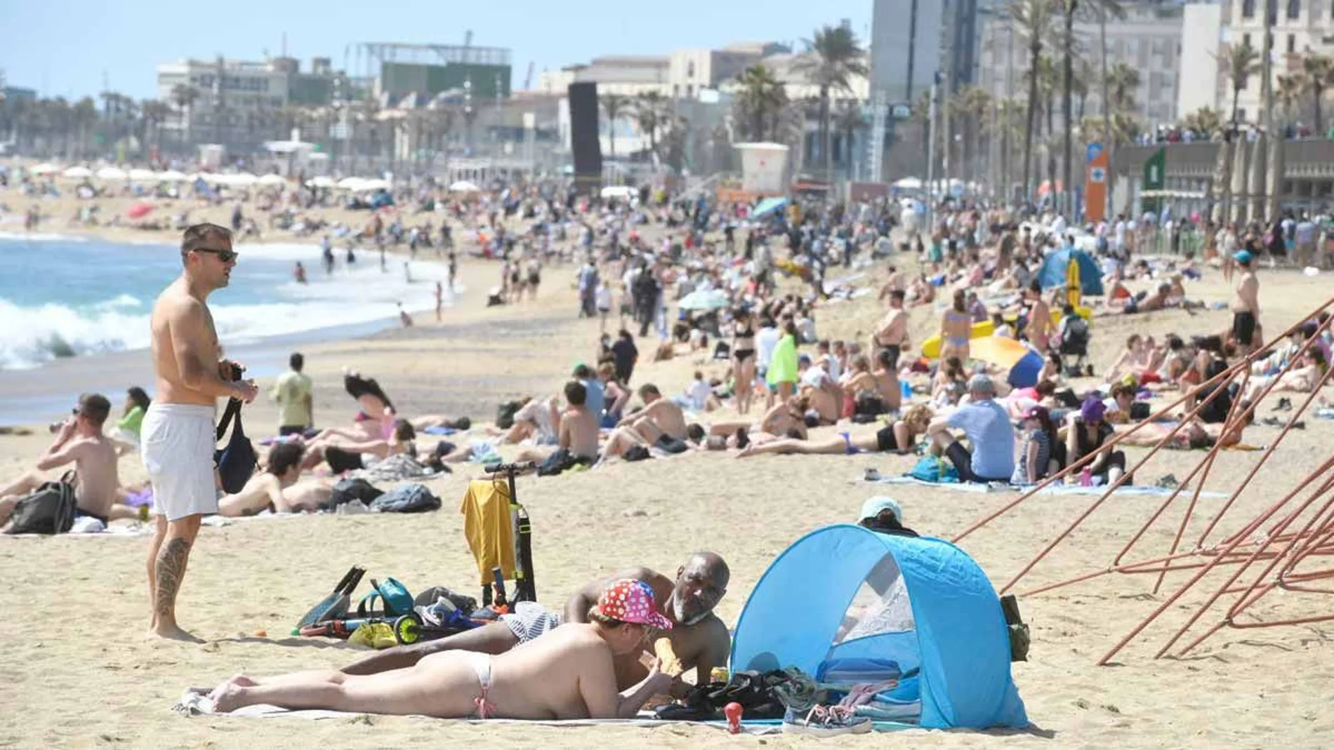 La playa de la Barceloneta es una de las más masivas de España