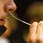 Un joven se hace un test de antígenos por la covid-19