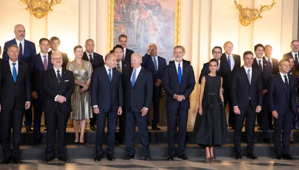 Foto de familia en la cumbre de la OTAN con los Reyes de España