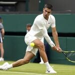 Carlos Alcaraz se dispone a golpear un revés a dos manos en su partido ante Struff