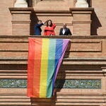 El delegado del Gobierno en Andalucía, Pedro Fernández (i), junto a Carla Antonelli, la primera diputada transexual de España