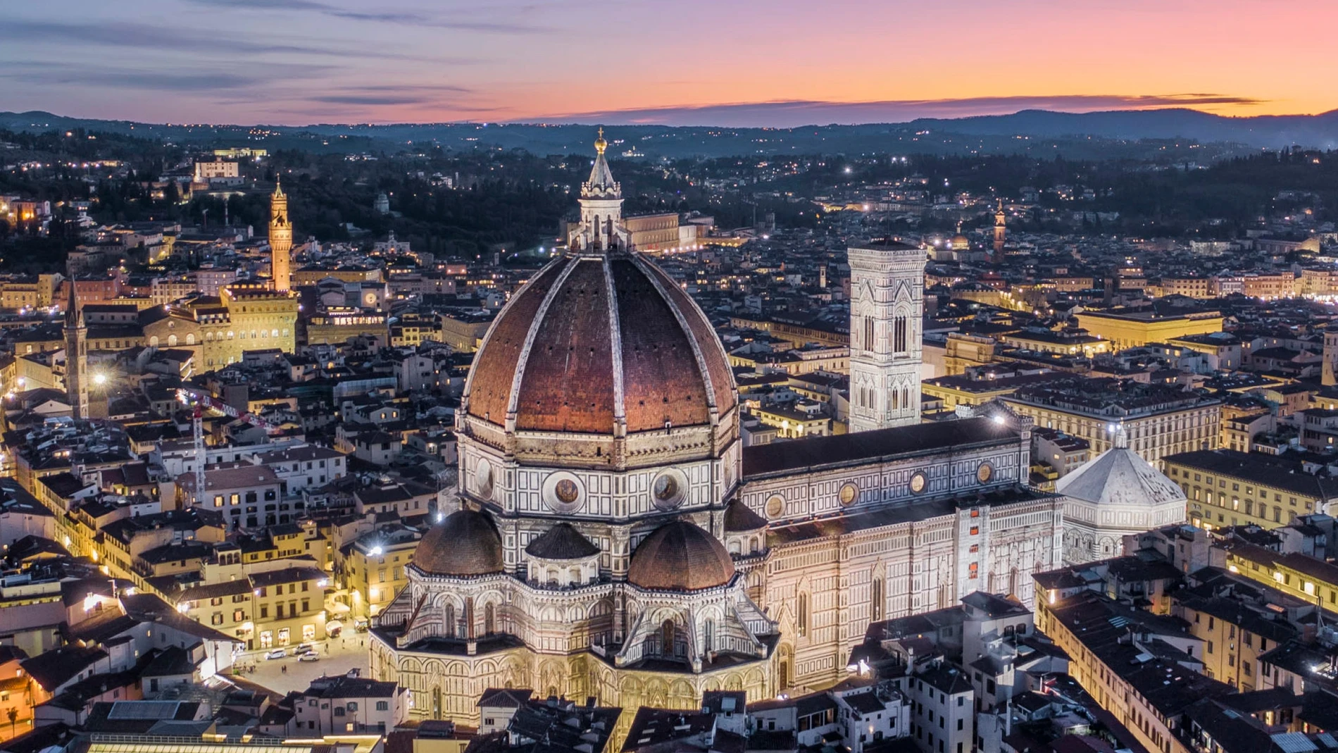 Una imagen tomada con un dron muestra la iglesia de Santa María del Fiore en Florencia, Italia