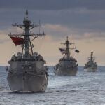 En primer plano el destructor "USS Paul Ignatius", junto a los destructores USS Porter y USS Nitze de la Armada de Estados Unidos