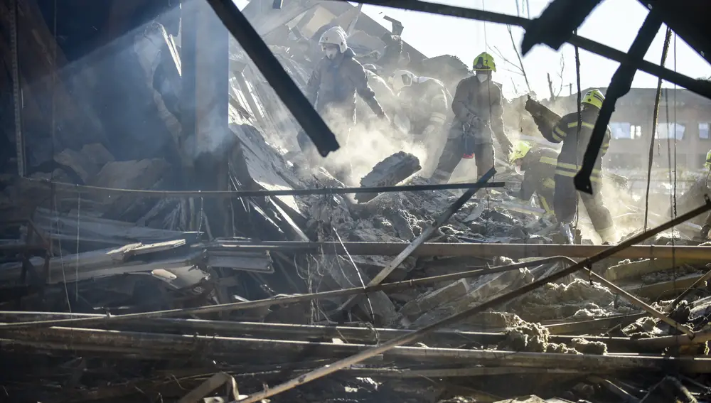 Bomberos trabajan en los desescombros en la ciudad de Kremenchuk