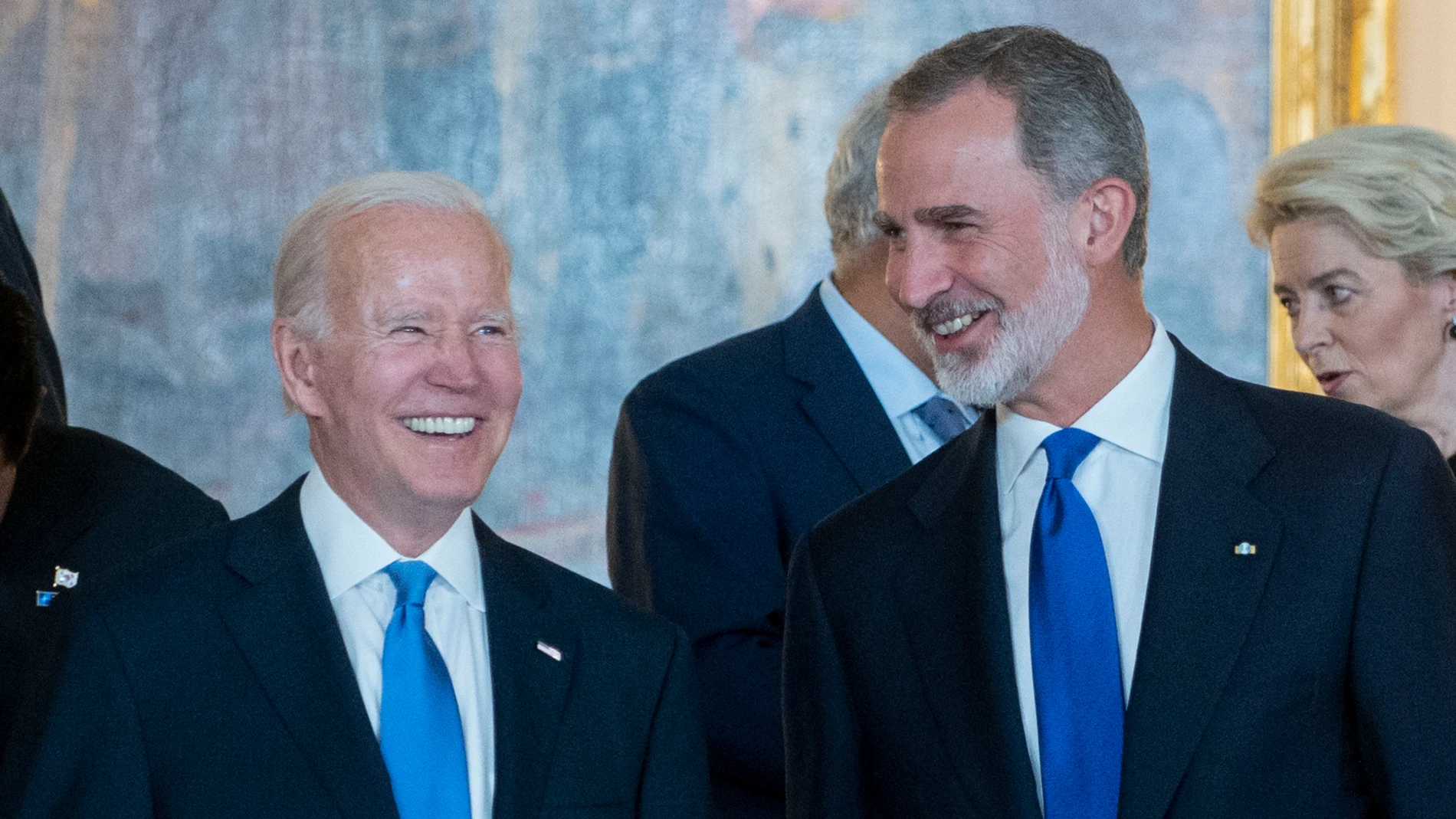 El presidente de los Estados Unidos, Joe Biden (i), y el Rey Felipe VI (d) a su llegada a la cena de Gala en el Palacio Real
