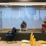 Mohamed Houli Chemlal (izda.) Driss Oukabir (centro) y Said Ben Iazza, durante el juicio por los atentados del 17-A