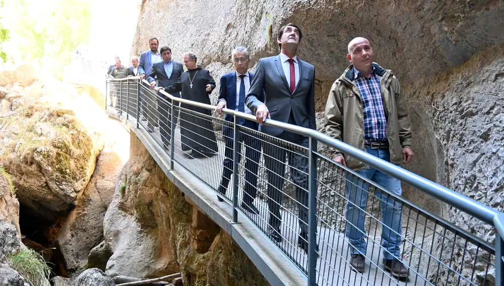 El consejero de Medio Ambiente, Vivienda y Medio Ambiente, Juan Carlos Suárez-Quiñones, acompañado de los alcaldes del espacio natural Sabinares del Arlanza-La Yecla y otros representantes institucionales, ha visitado las actuaciones de la Junta en el Desfiladero de la Yecla