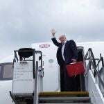 El primer ministro británico, Boris Johnson, antes de abordar en un avión en el aeropuerto de Munich después de asistir a la cumbre del G7 en Schloss Elmau