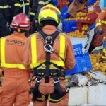 Imagen de los bomberos actuando en el rescate de los trabajadores que han quedado sepultados en una fábrica de la Pobla de Farnals
