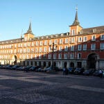 Las delegaciones participantes en la cumbre de la OTAN aparcan sus vehículos en la plaza Mayor.