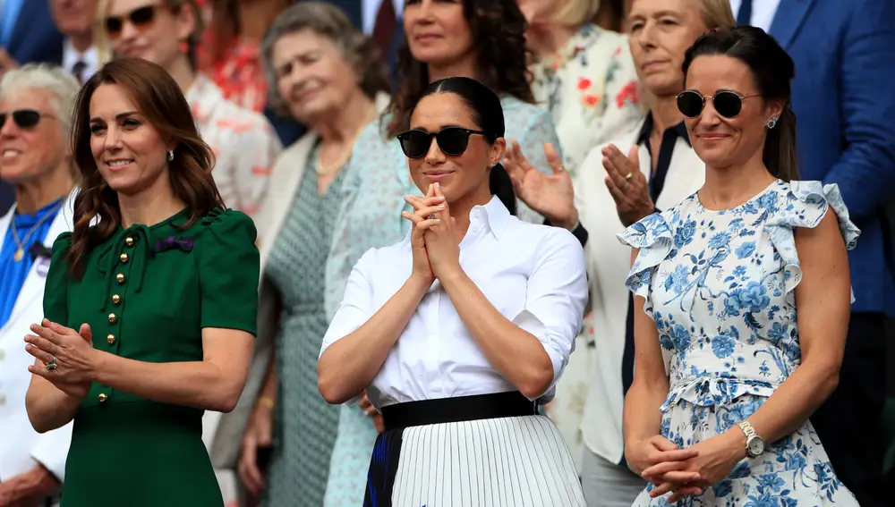 La británica Kate Middleton, duquesa de Cambridge y Meghan Markle y Pippa Middleton durante el Campeonato de Wimbledon en Wimbledon. *** Título local *** .